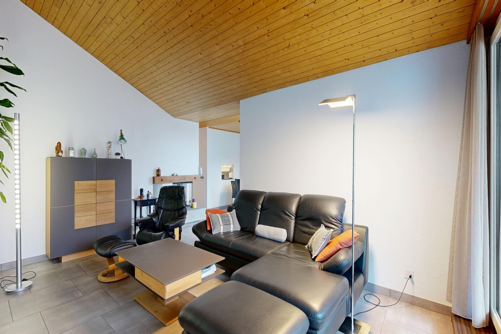 salon avec inside property, cloison sèche, drywall, plafond en bois, et wood ceiling