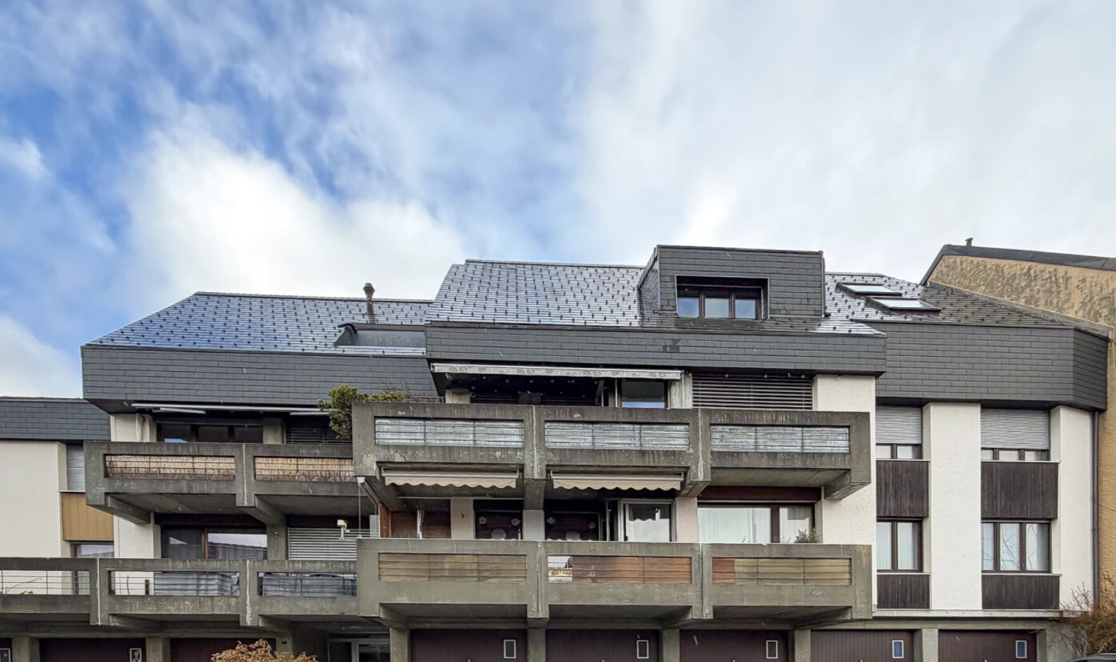 view of apartment building / complex