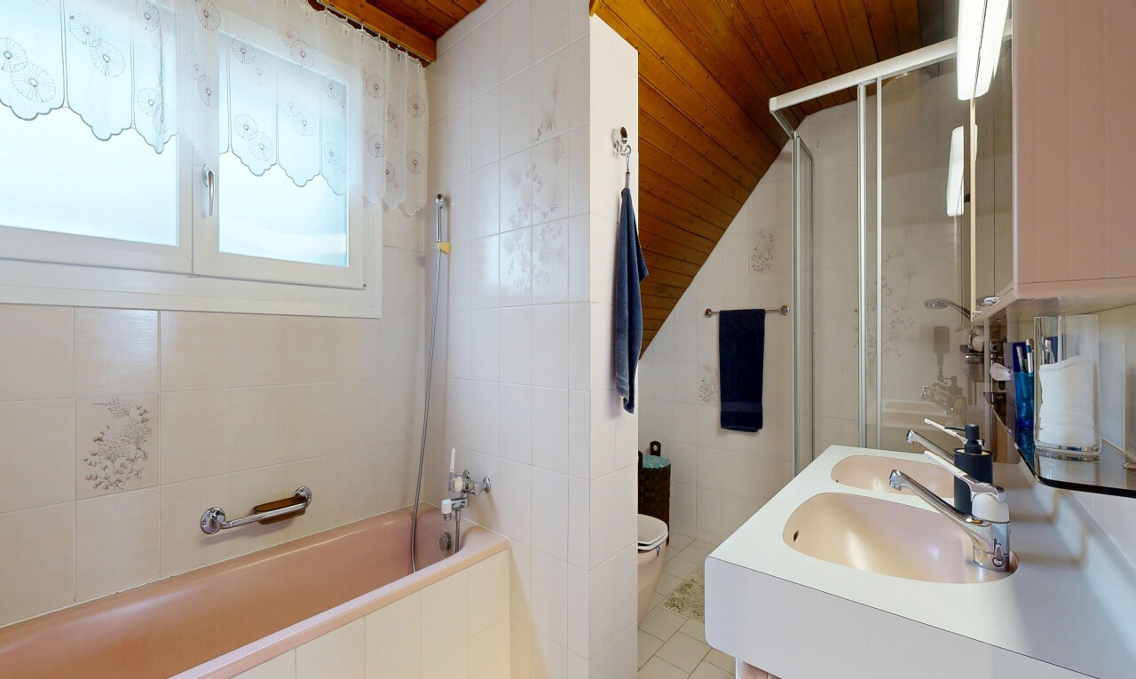 salle de bains avec salle de bain complète, inside property, double vasque, douche-bain combinés, et toilette