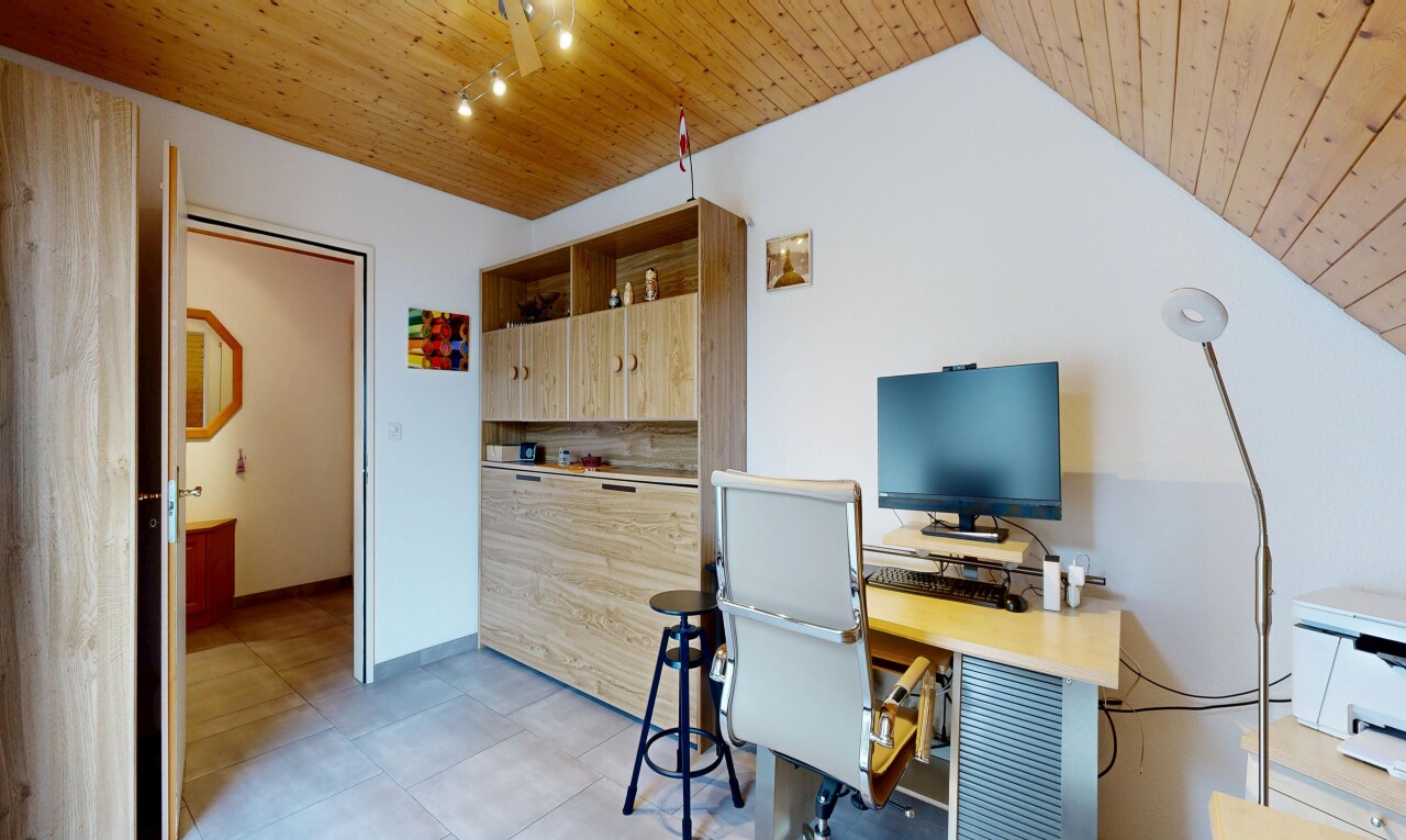 cuisine avec wood ceiling, plafond en bois, espace bureau, open shelves, et étagères ouvertes