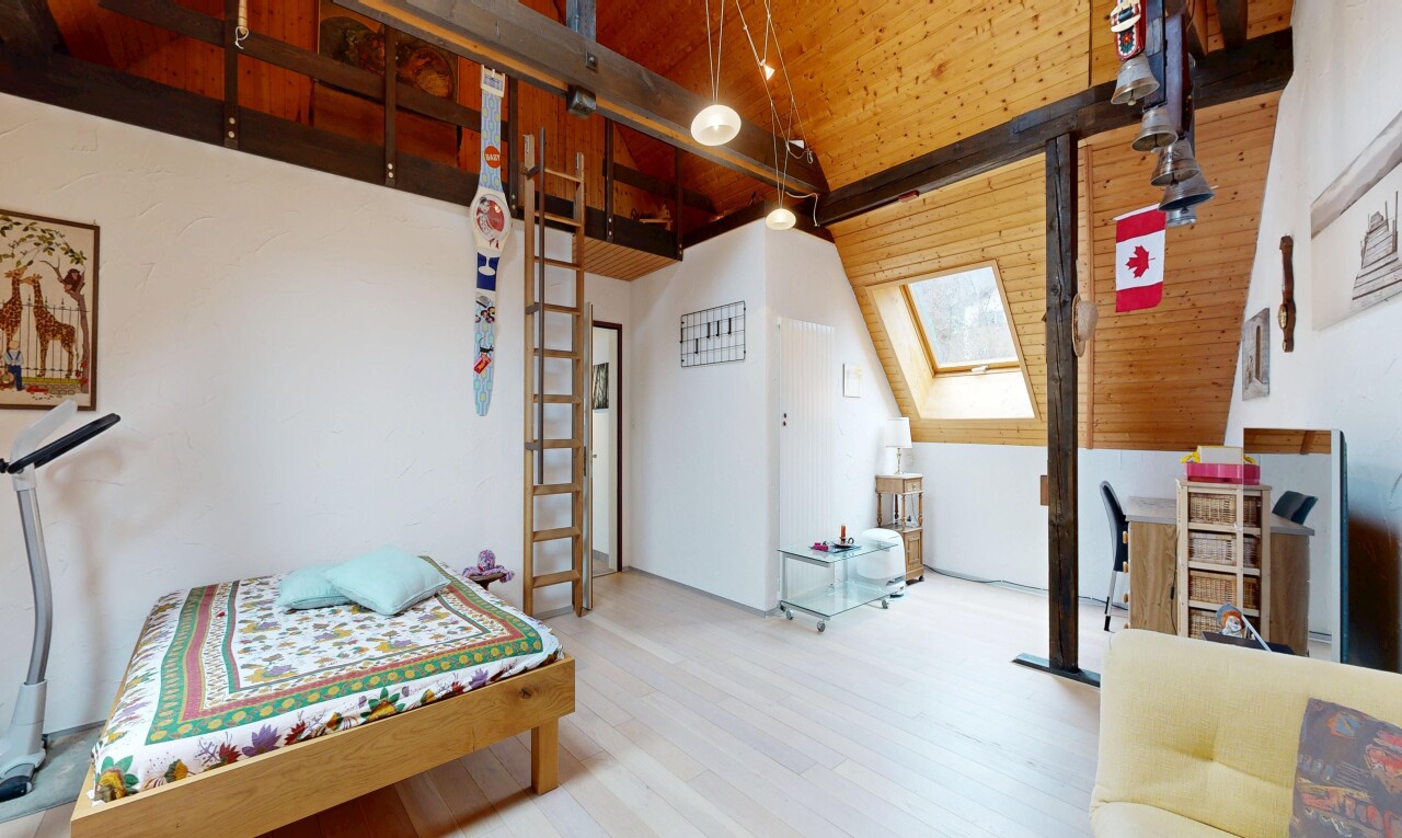 chambre avec wood ceiling, plafond en bois, vaulted ceiling, plafond voûté, et inside property