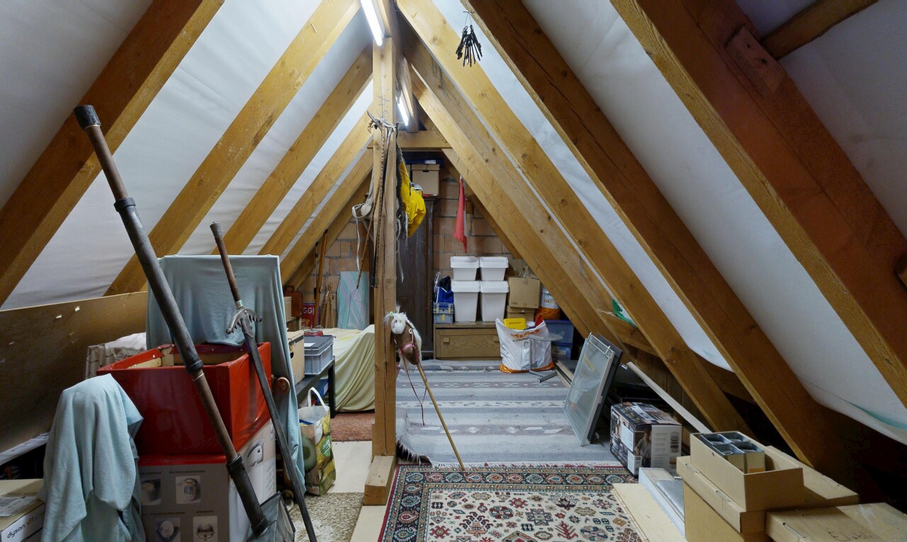 chambre avec inside property, plafond bas, low ceiling, plafond voûté, et vaulted ceiling