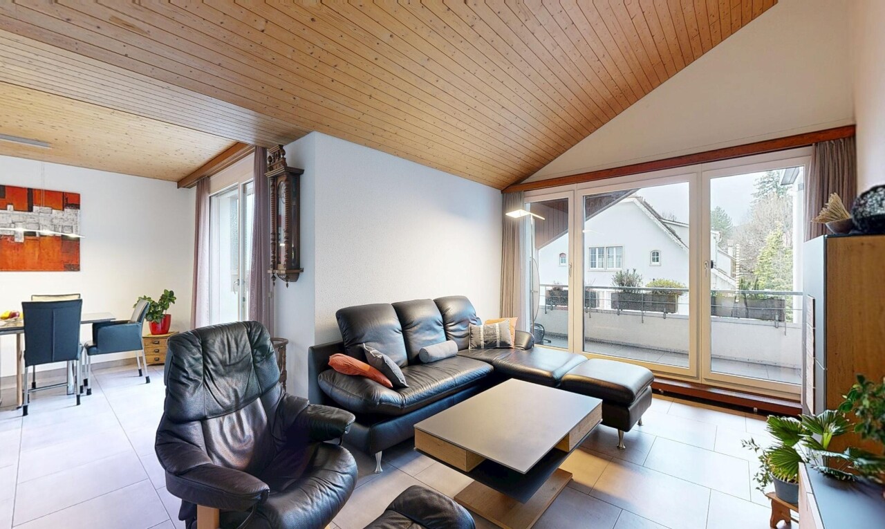 salon avec plafond en bois, wood ceiling, cloison sèche, drywall, et lumière naturelle