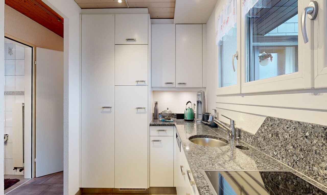 cuisine avec plans de travail en pierre, stone countertops, lumière naturelle, natural light, et inside property