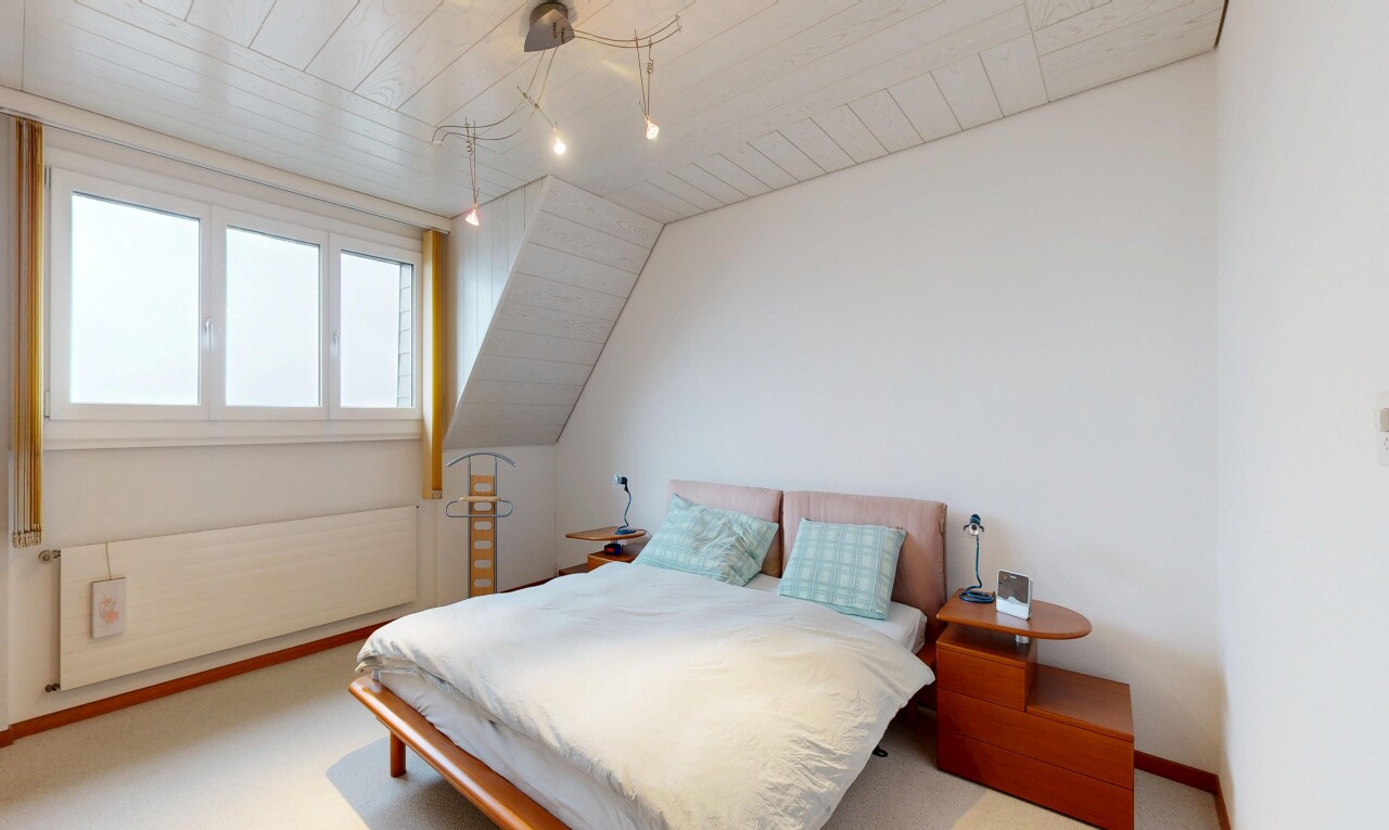 chambre avec inside property, vaulted ceiling, plafond voûté, natural light, et lumière naturelle