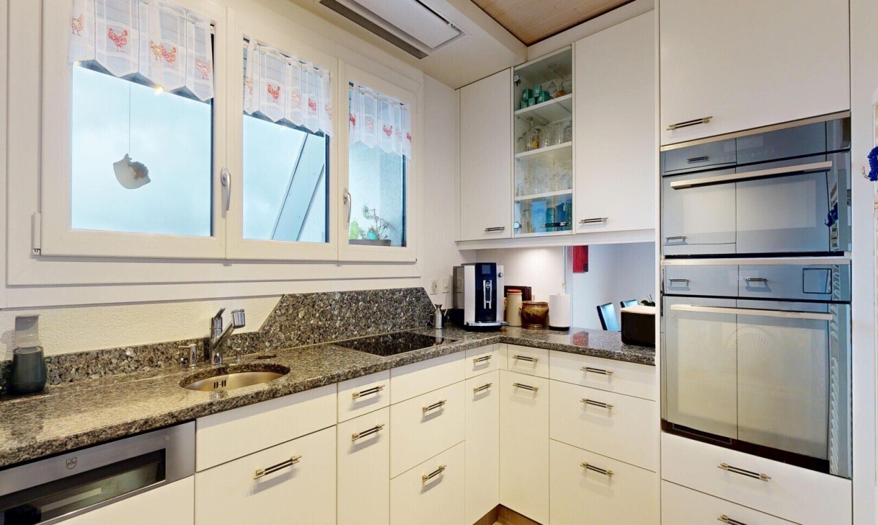 cuisine avec four double, white cabinets, armoires blanches, stone countertops, et plans de travail en pierre