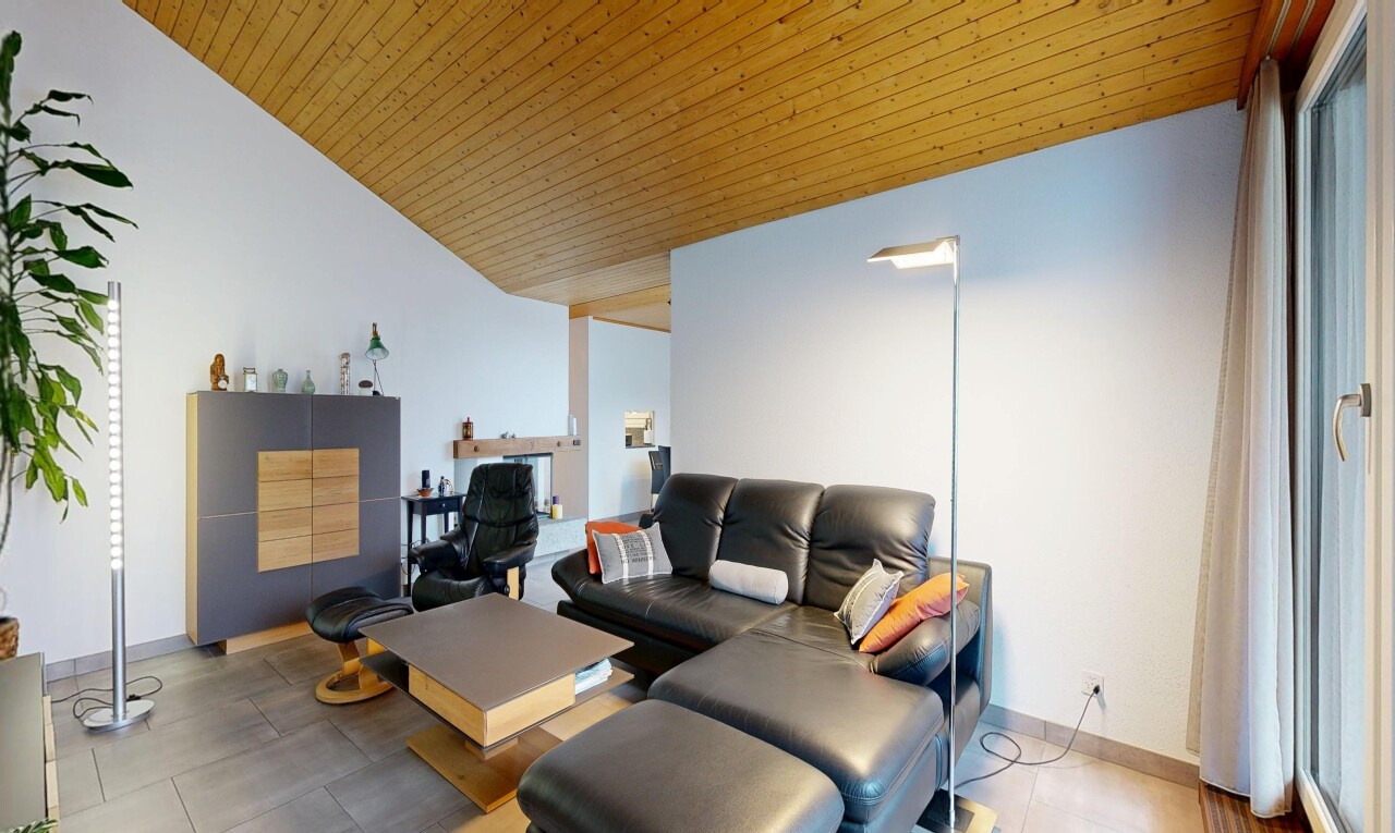 salon avec inside property, cloison sèche, drywall, plafond en bois, et wood ceiling