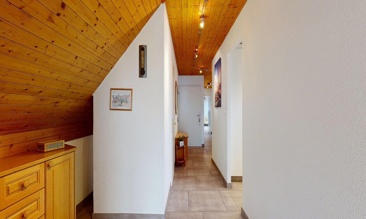 couloir avec wood ceiling, plafond en bois, inside property, light floor, et drywall
