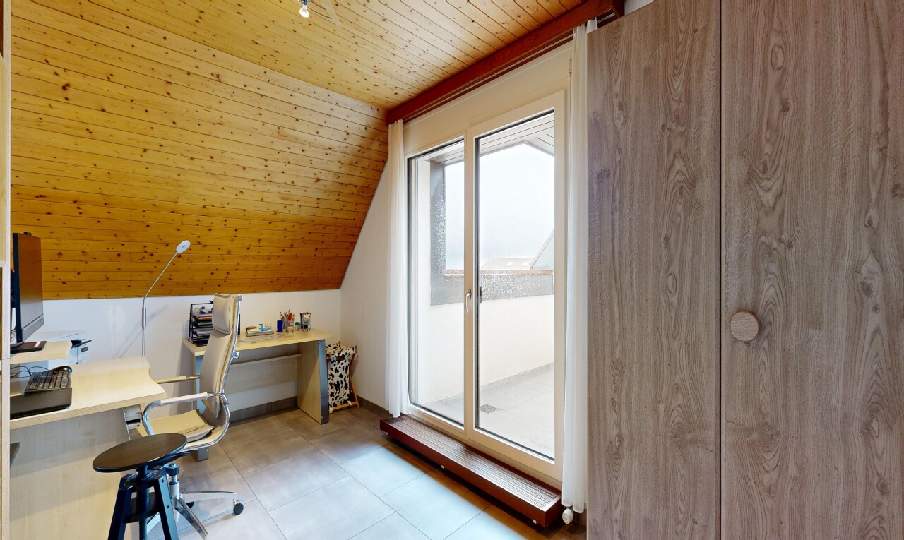 bureau avec espace bureau, plafond en bois, wood ceiling, pièce supplémentaire, et lumière naturelle