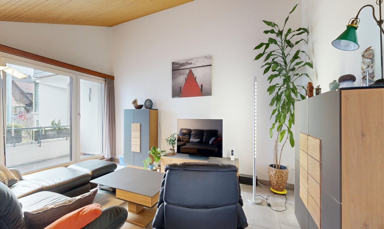 salon avec inside property, drywall, cloison sèche, télévision, et natural light