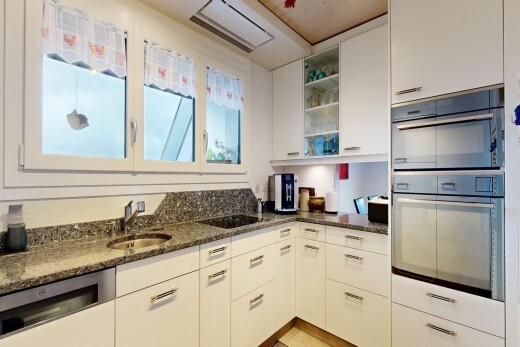 cuisine avec four double, white cabinets, armoires blanches, stone countertops, et plans de travail en pierre