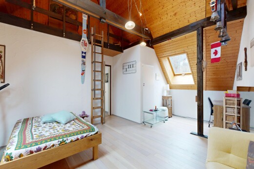 chambre avec wood ceiling, plafond en bois, vaulted ceiling, plafond voûté, et inside property