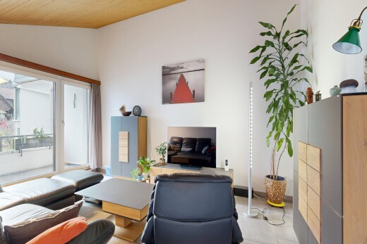 salon avec inside property, drywall, cloison sèche, télévision, et natural light