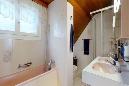 salle de bains avec salle de bain complète, inside property, double vasque, douche-bain combinés, et toilette