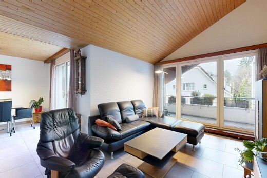 salon avec plafond en bois, wood ceiling, cloison sèche, drywall, et lumière naturelle
