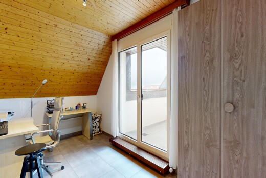 bureau avec espace bureau, plafond en bois, wood ceiling, pièce supplémentaire, et lumière naturelle
