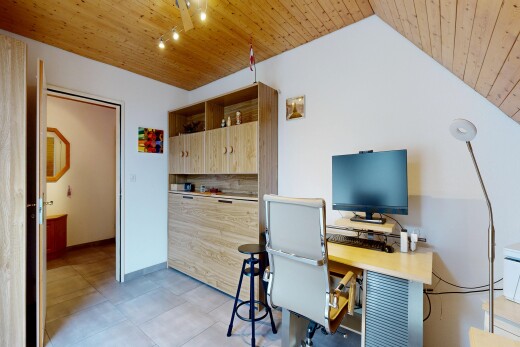 cuisine avec wood ceiling, plafond en bois, espace bureau, open shelves, et étagères ouvertes