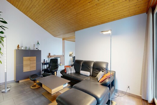 salon avec inside property, cloison sèche, drywall, plafond en bois, et wood ceiling
