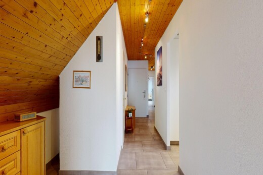 couloir avec wood ceiling, plafond en bois, inside property, light floor, et drywall