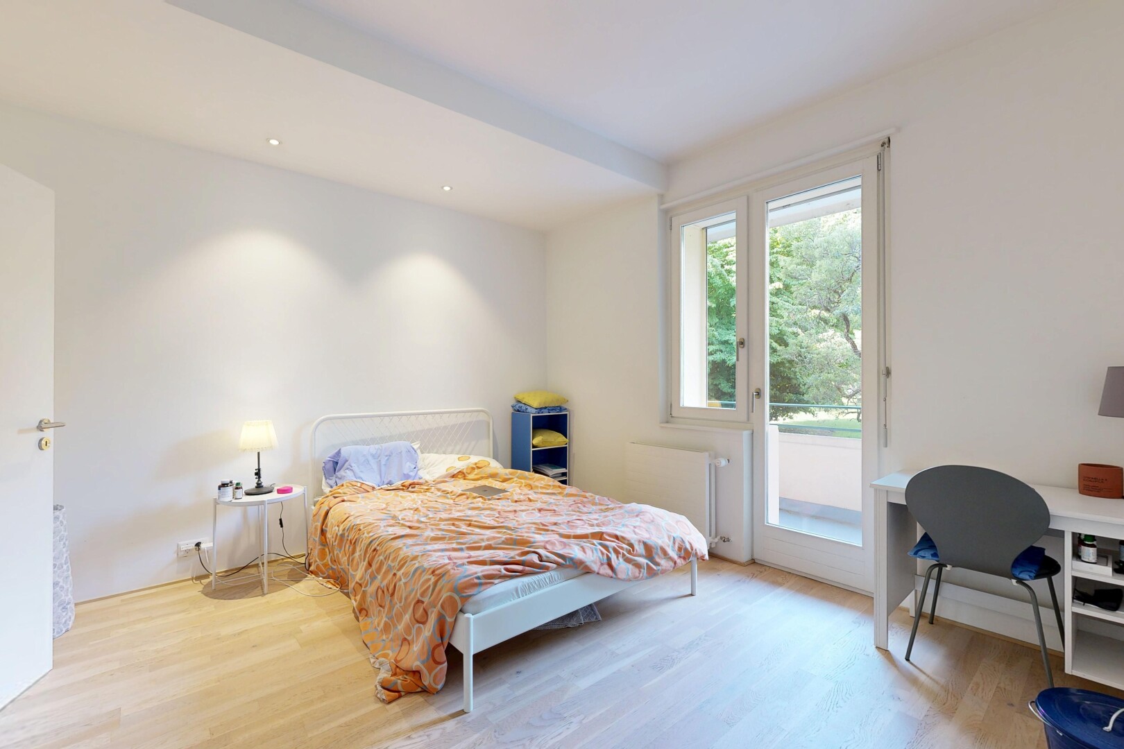 chambre avec wood finish floor, sol en finition bois, natural light, lumière naturelle, et drywall