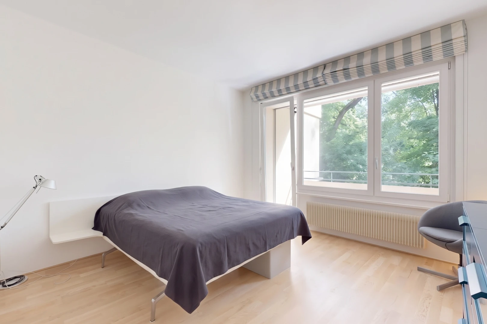chambre avec radiateur, wood finish floor, sol en finition bois, drywall, et cloison sèche