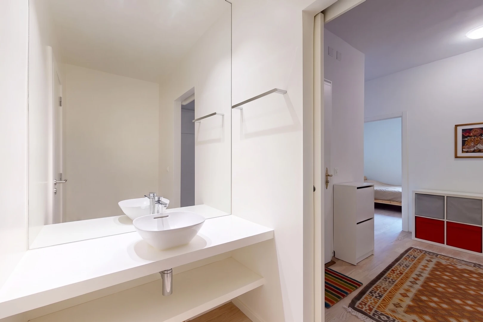 salle de bains avec drywall, cloison sèche, évier, inside property, et lavabo (ou coiffeuse selon le contexte)