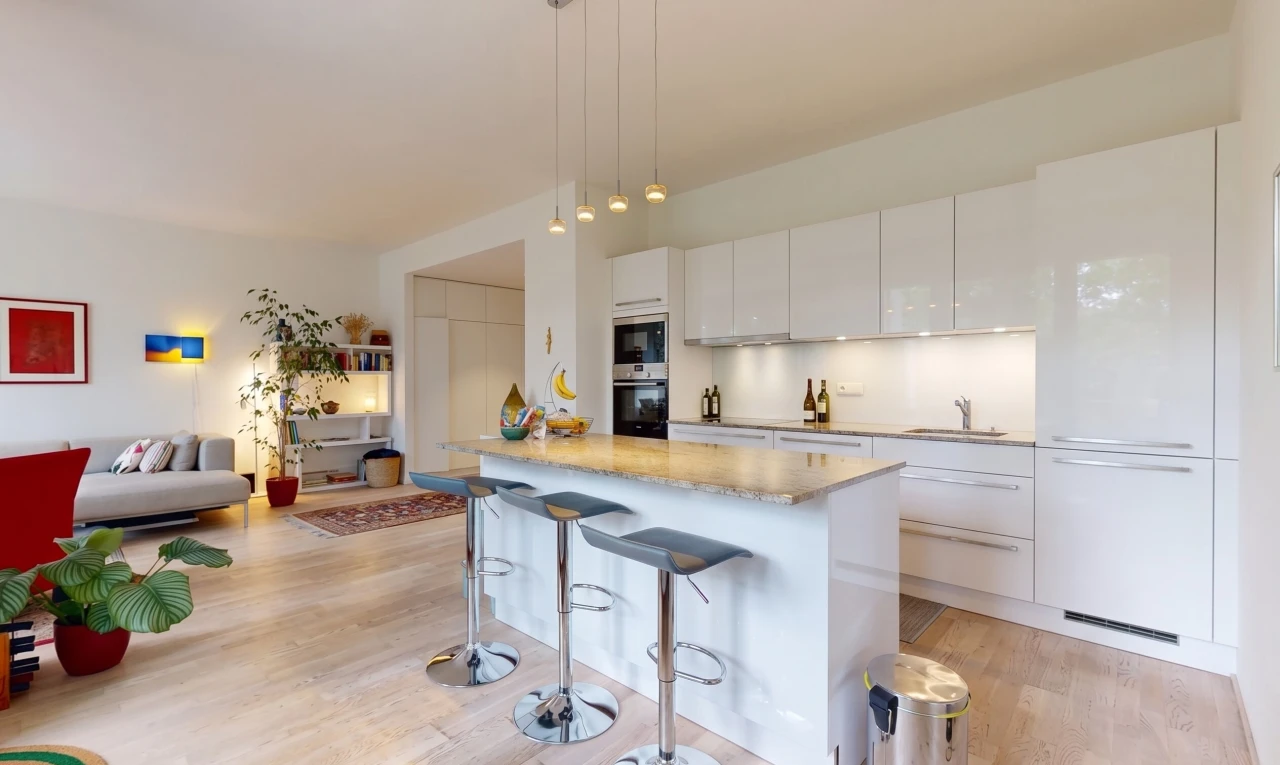 cuisine avec light countertops, light floor, bar de cuisine, kitchen bar, et armoires blanches