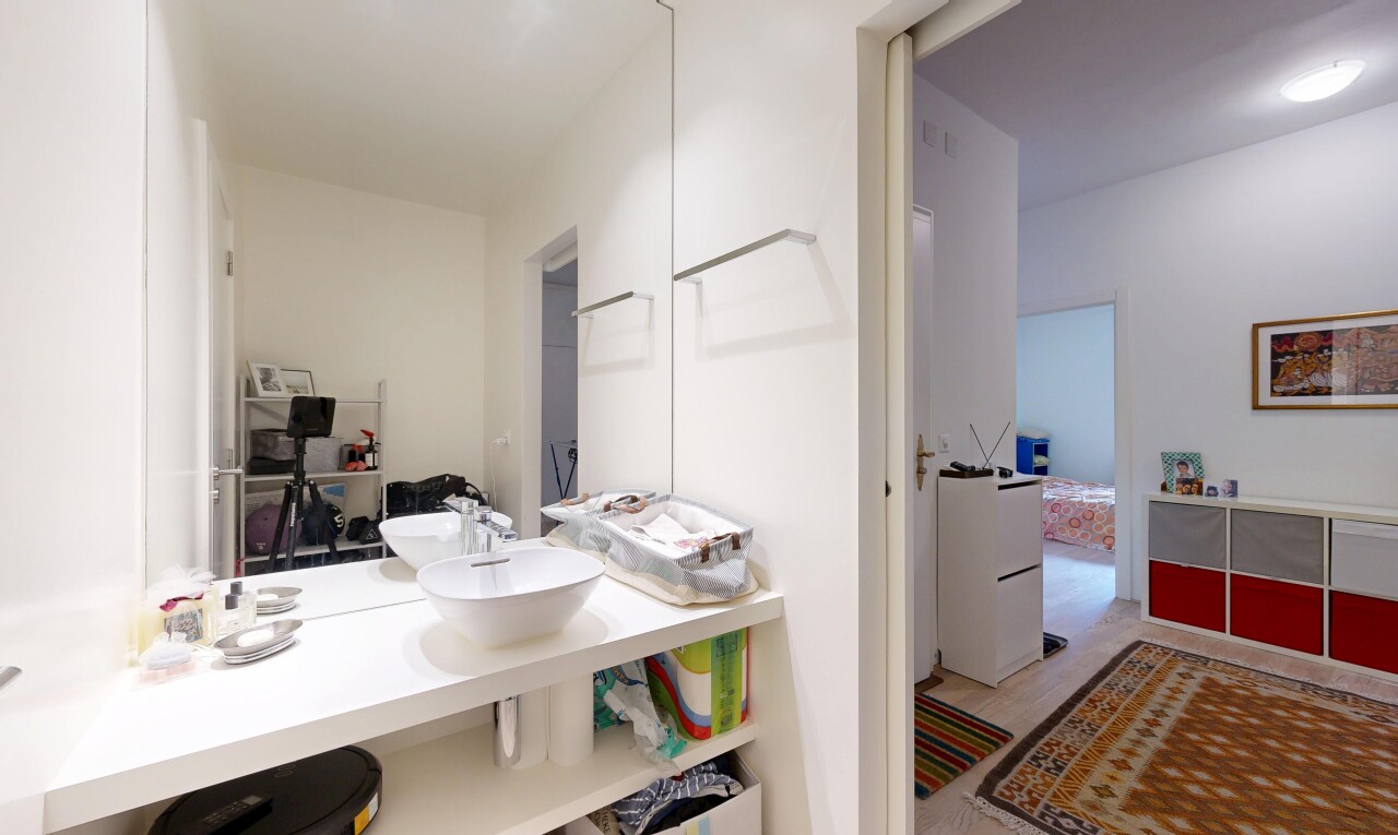 salle de bains avec inside property, lavabo (ou coiffeuse selon le contexte), évier, light floor, et cloison sèche