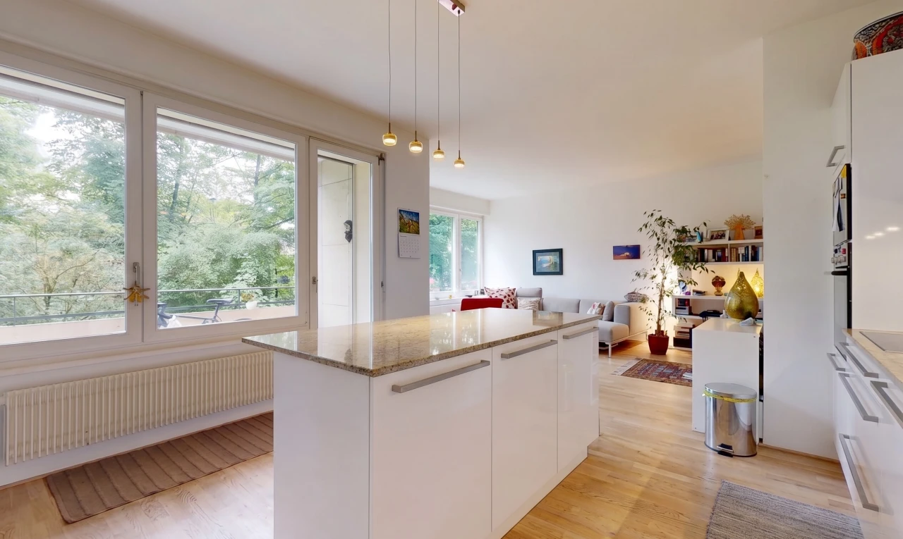 cuisine avec armoires blanches, white cabinets, radiateur, light countertops, et light floor