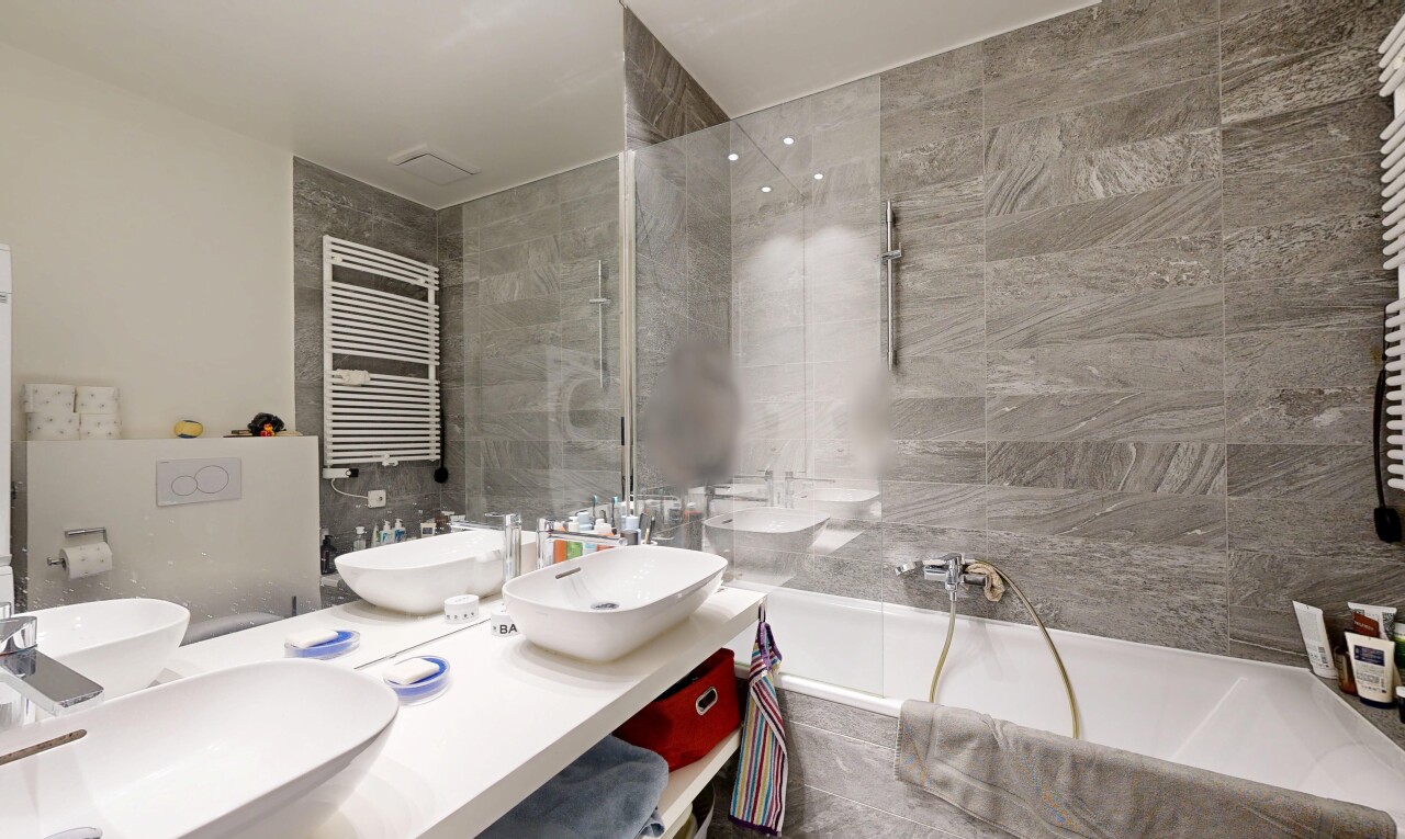 salle de bains avec salle de bain complète, radiateur, inside property, double vasque, et évier