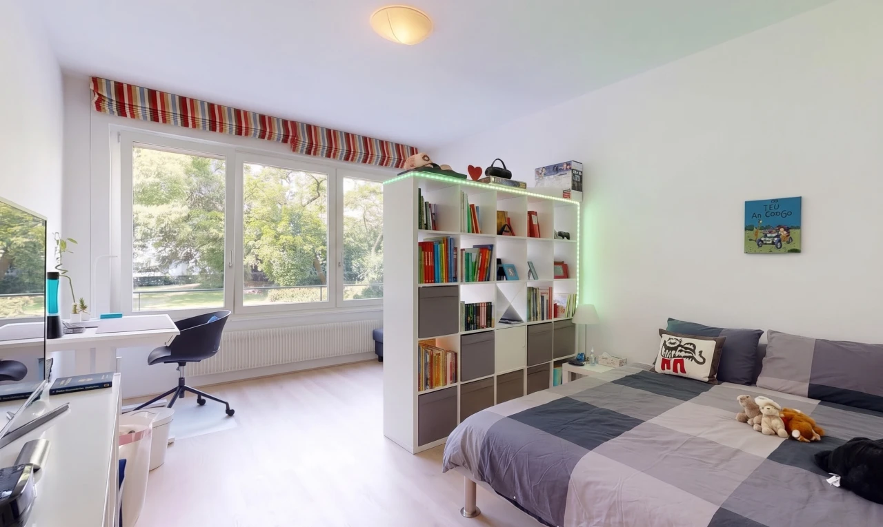 chambre avec espace bureau, drywall, cloison sèche, inside property, et radiateur