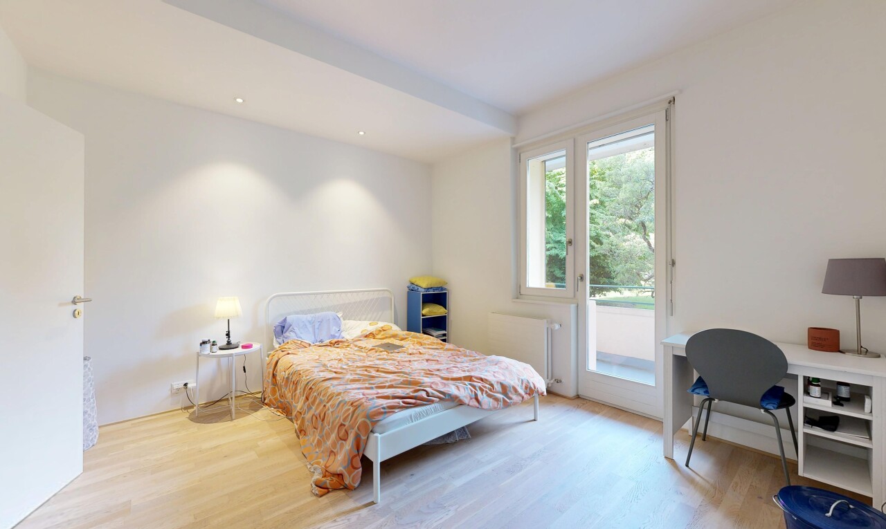 chambre avec wood finish floor, sol en finition bois, natural light, lumière naturelle, et drywall