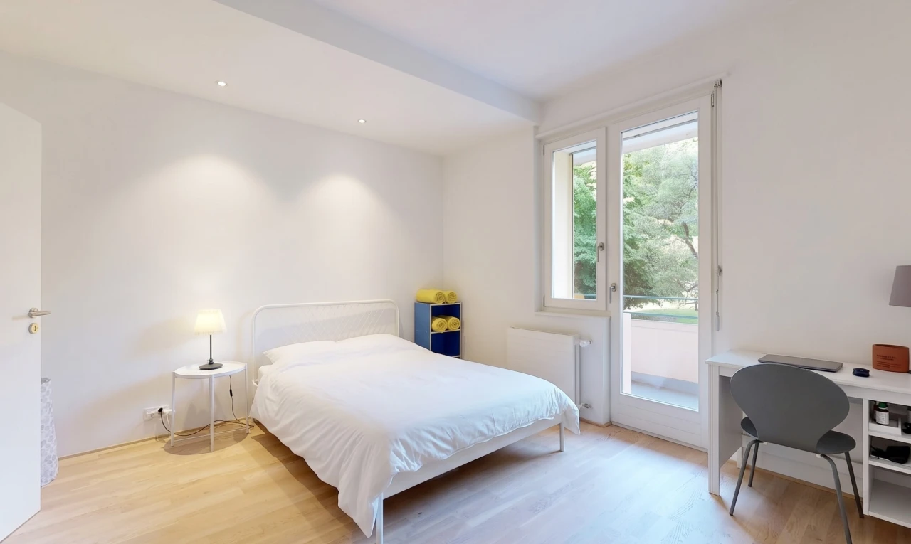 chambre avec accès à l'extérieur, espace bureau, radiateur, drywall, et cloison sèche