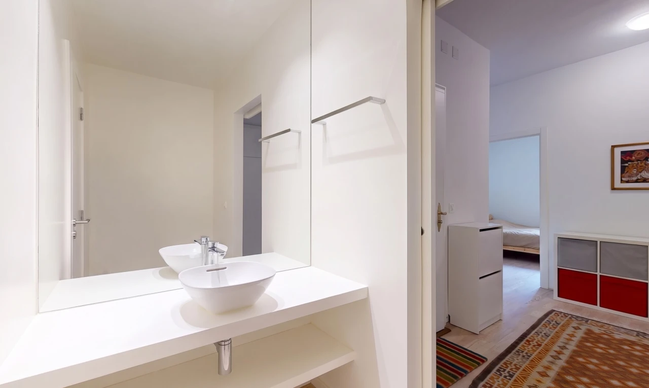 salle de bains avec drywall, cloison sèche, évier, inside property, et lavabo (ou coiffeuse selon le contexte)