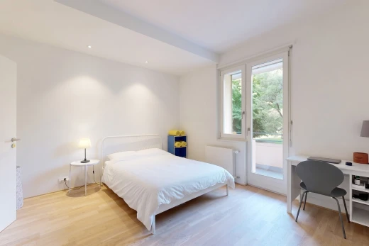 chambre avec accès à l'extérieur, espace bureau, radiateur, drywall, et cloison sèche