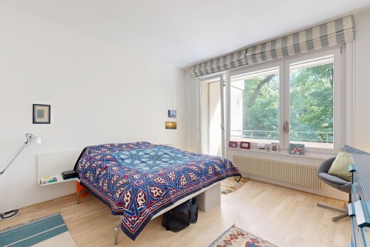 chambre avec light floor, sol en finition bois, wood finish floor, radiateur, et lumière naturelle