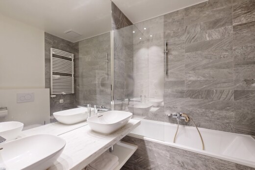 bad mit kühler, komplettes badezimmer, doppelwaschtisch, waschbecken, und inside property