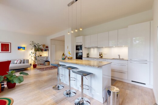 küche mit light countertops, light floor, küchenbar, kitchen bar, und weiße schränke