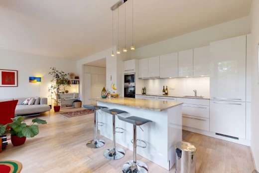 cuisine avec light countertops, light floor, bar de cuisine, kitchen bar, et armoires blanches