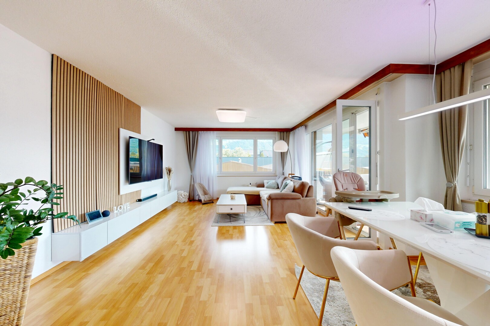 salon / salle à manger avec inside property, sol en finition bois, wood finish floor, télévision, et lumière naturelle