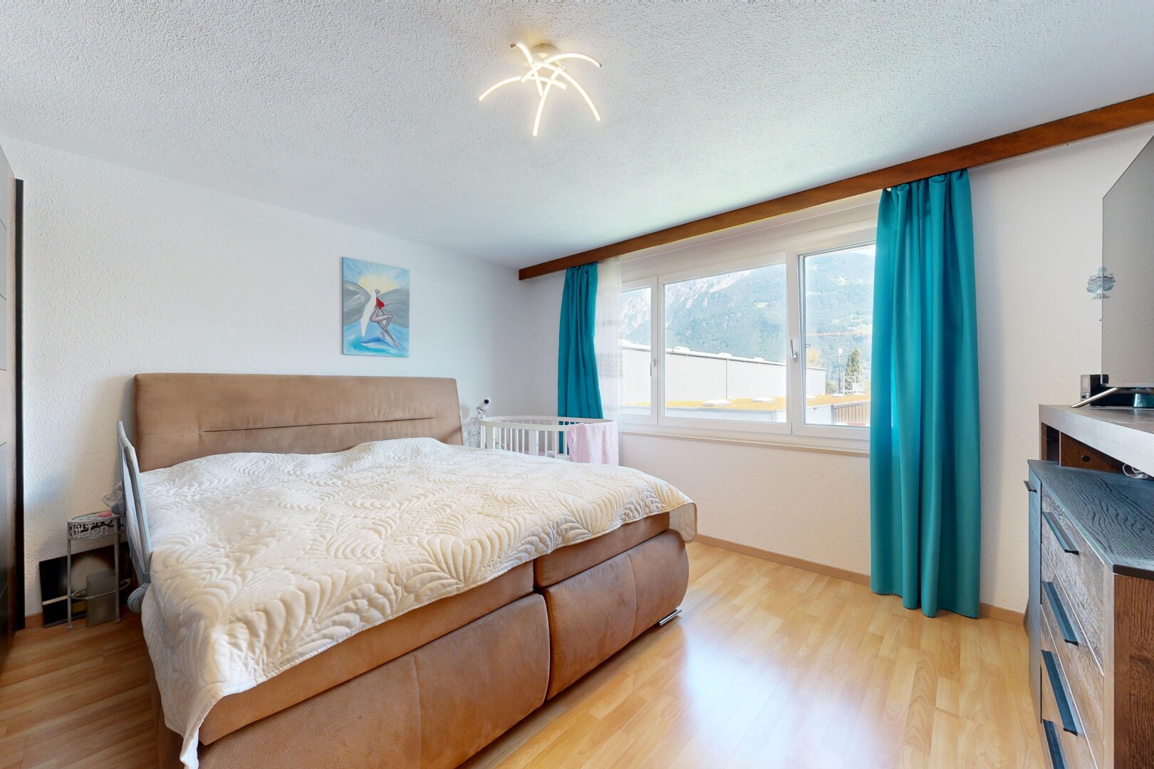 chambre avec lumière naturelle, natural light, sol en finition bois, wood finish floor, et cloison sèche
