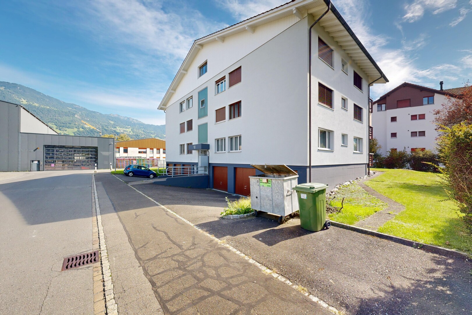 extérieur du bâtiment avec day time, property visible, mountain view, et vue sur la montagne