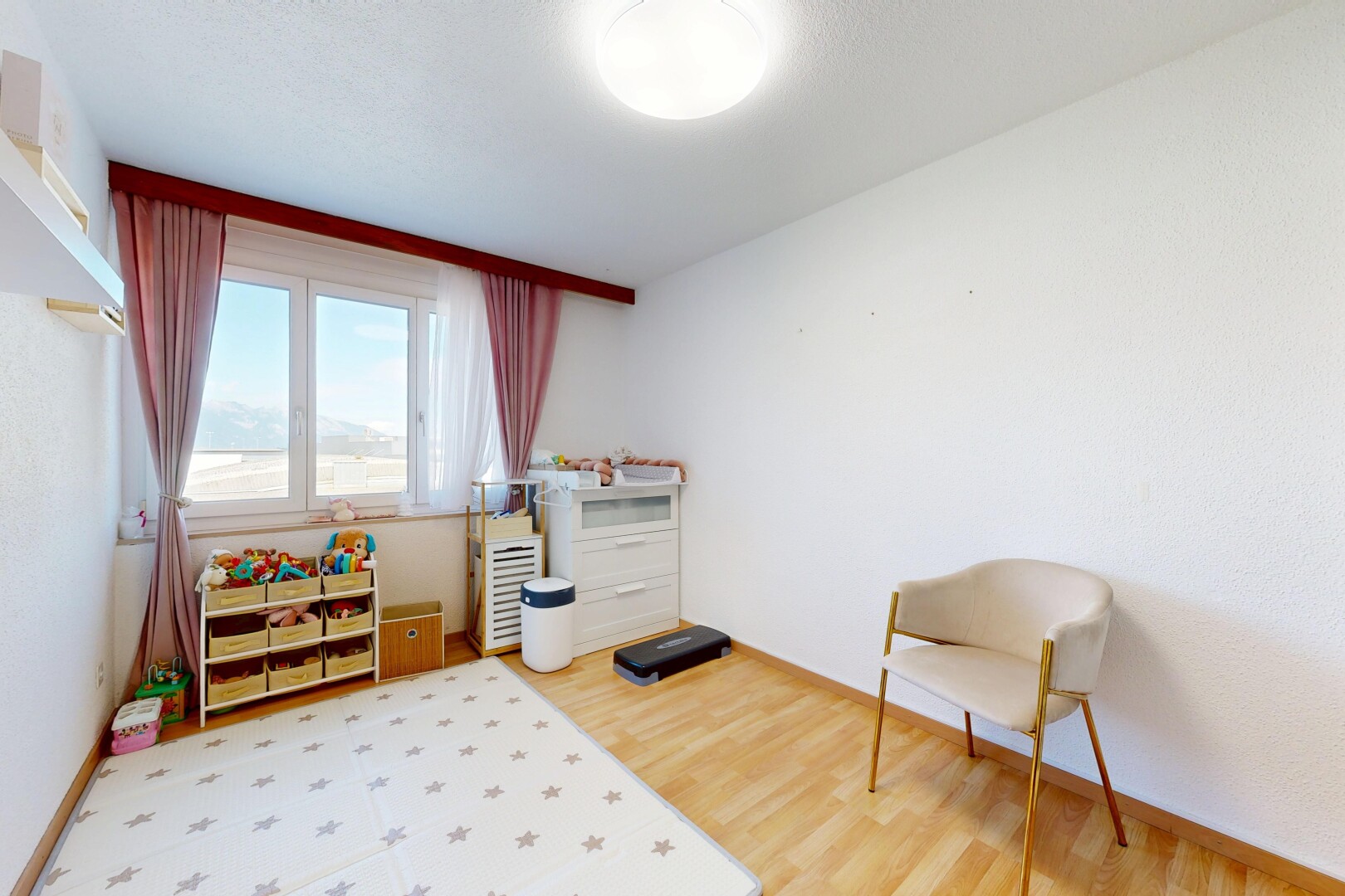 chambre avec lumière naturelle, natural light, sol en finition bois, wood finish floor, et plinthes murales