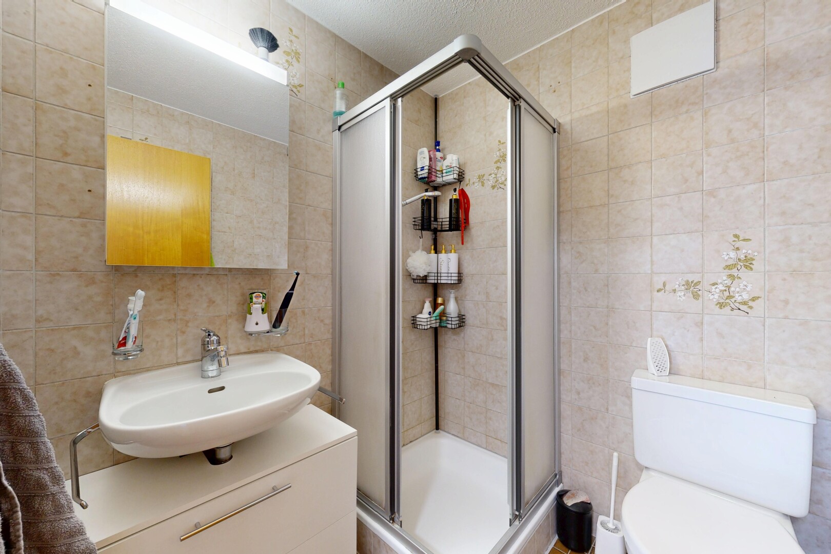 salle de bains avec mur en carrelage, tile wall, salle de bain complète, miroir, et lavabo (ou coiffeuse selon le contexte)