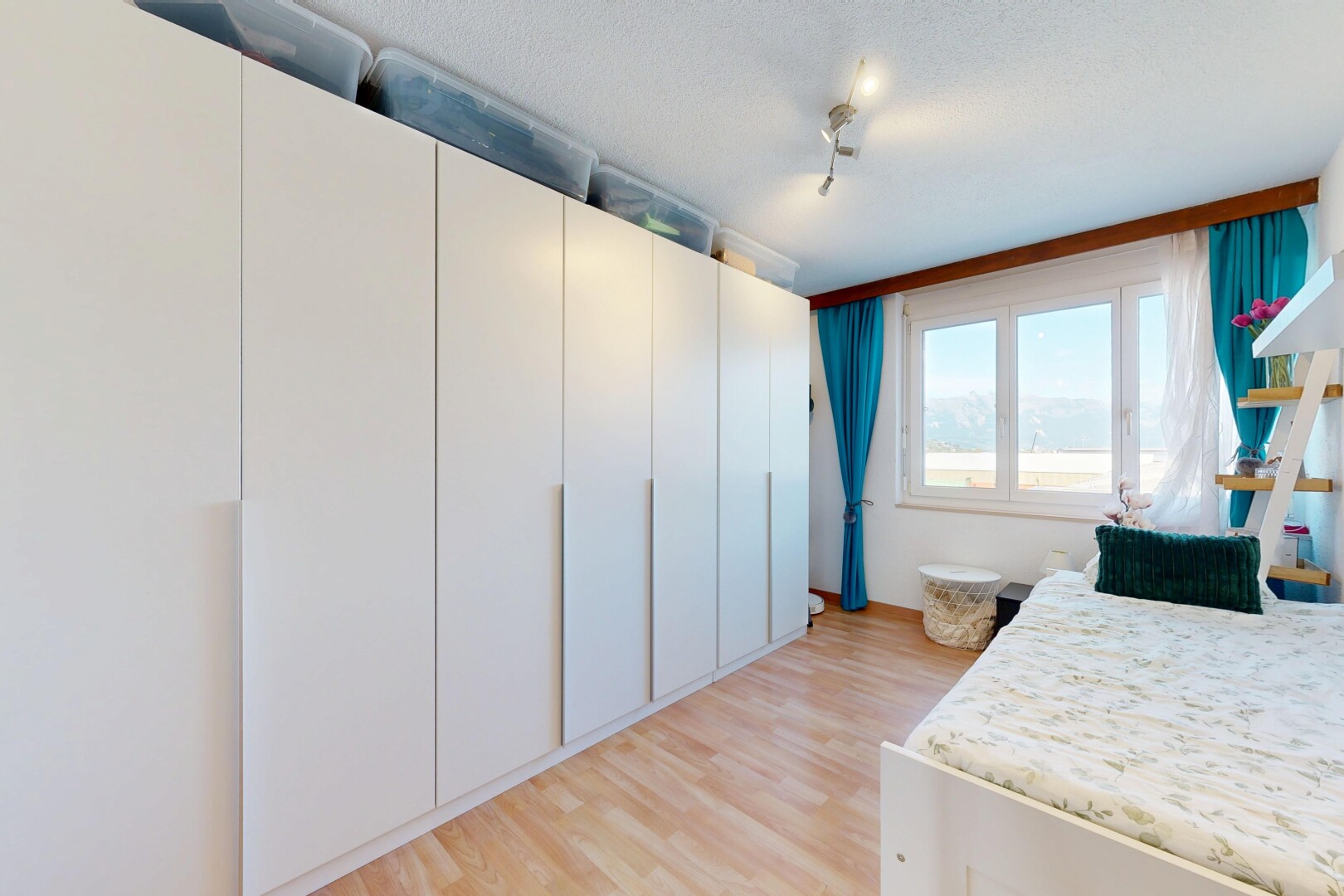 chambre avec lumière naturelle, natural light, sol en finition bois, wood finish floor, et inside property