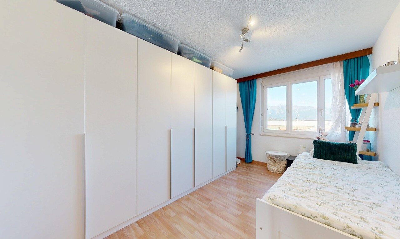 chambre avec lumière naturelle, natural light, sol en finition bois, wood finish floor, et inside property