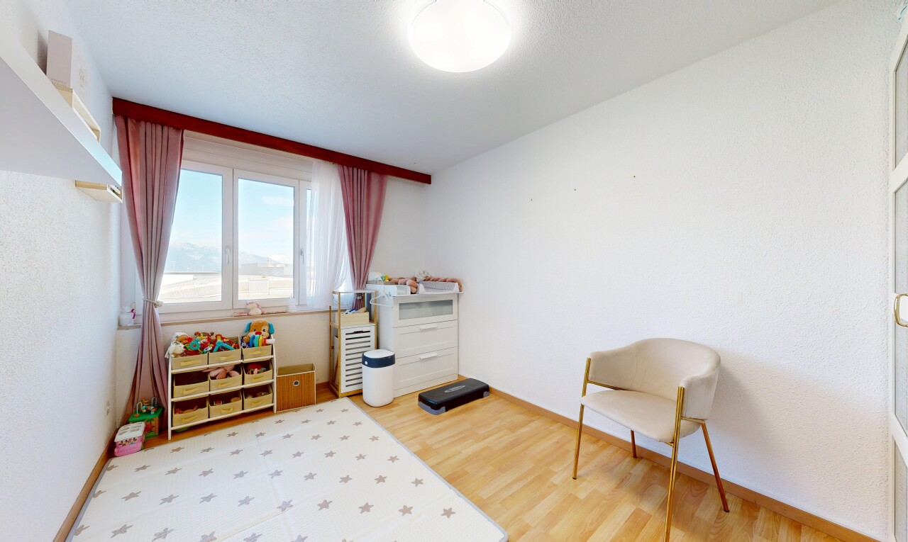 chambre avec lumière naturelle, natural light, sol en finition bois, wood finish floor, et plinthes murales