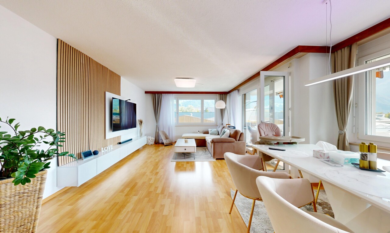salon / salle à manger avec inside property, sol en finition bois, wood finish floor, télévision, et lumière naturelle