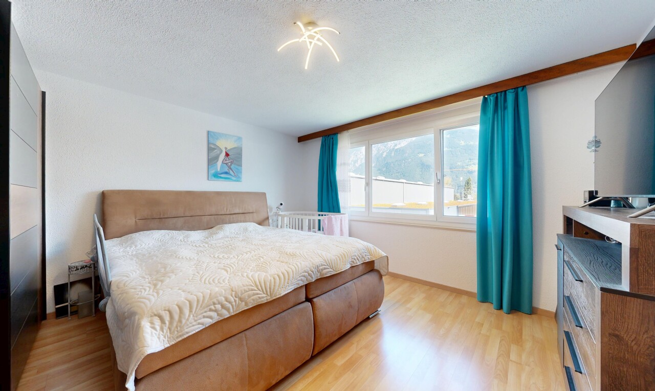 chambre avec lumière naturelle, natural light, sol en finition bois, wood finish floor, et cloison sèche