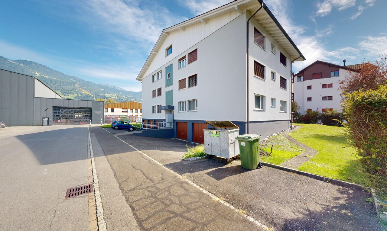 extérieur du bâtiment avec day time, property visible, mountain view, et vue sur la montagne